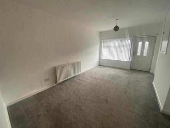 4 bed Semi-Detached Bungalow to rent Image 6