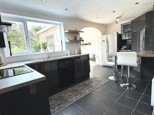 OPEN PLAN KITCHEN/DINER: