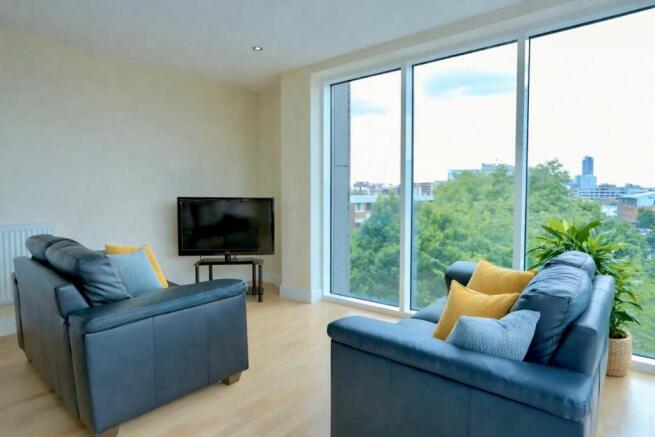 4 bed Apartment to rent Image 5