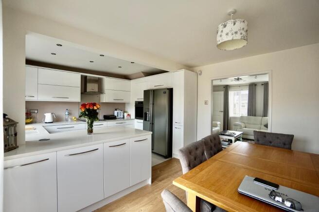 KITCHEN/DINING ROOM