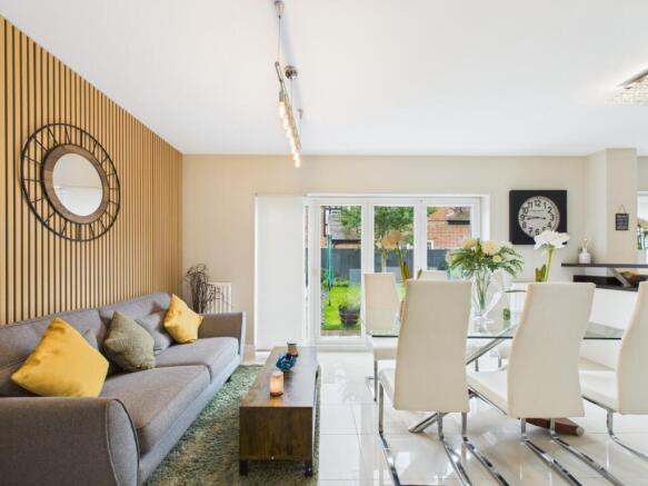 5 bed Detached for sale Image 12