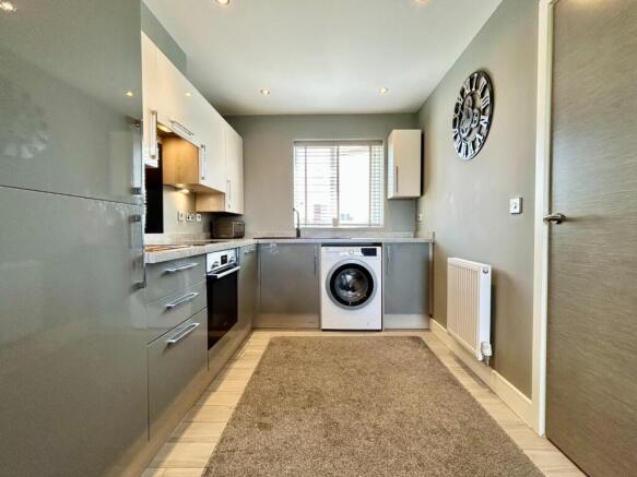 2 bed Flat for sale Image 12