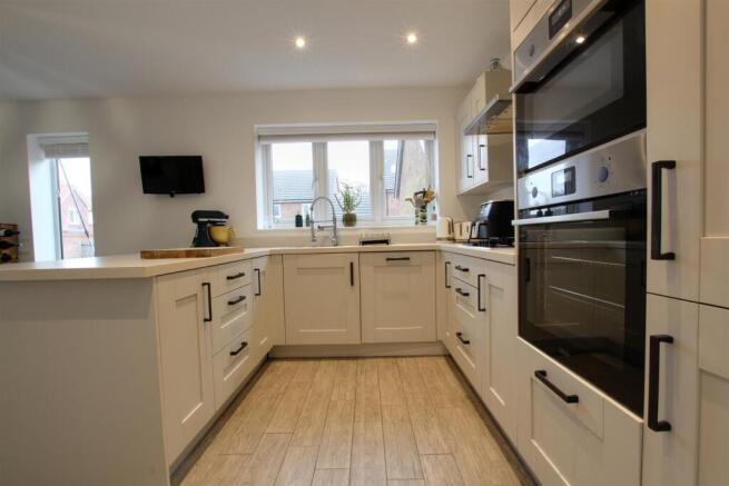 4 bed Detached for sale Image 7