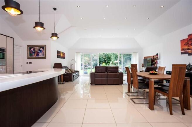 LIVING/DINING ROOM/K