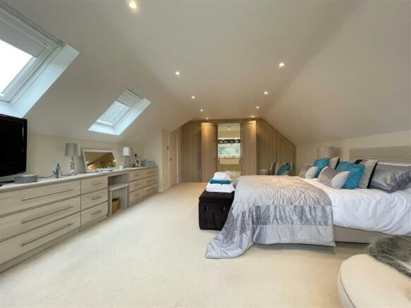 12. Principal bedroom.jpg