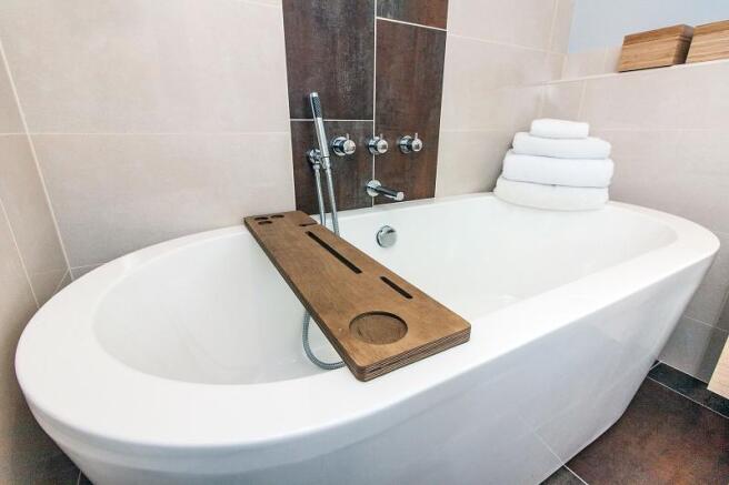 En-suite bathroom/shower room