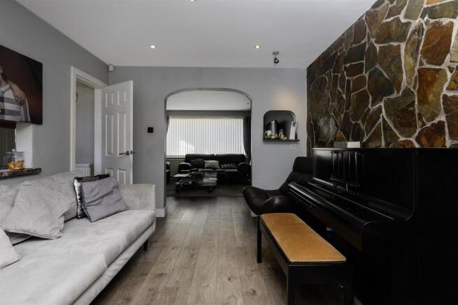 5 bed Detached for sale Image 12