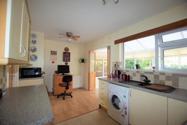 Edinburgh Drive, Exwick, EX4 photo 4