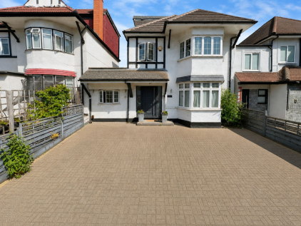 Colindeep Gardens, London, NW4
