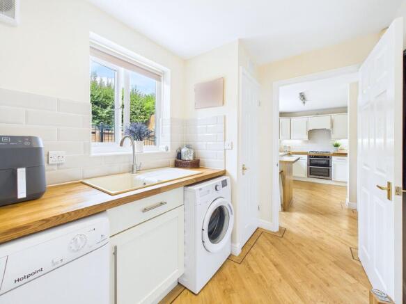 4 bed Detached for sale Image 9