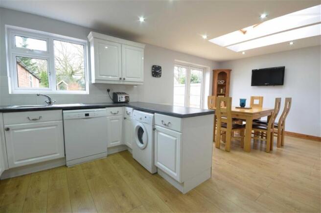 KITCHEN/DINING ROOM