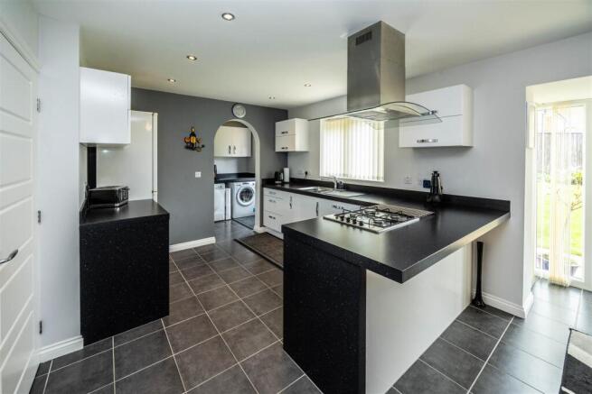4 bed House for sale Image 8
