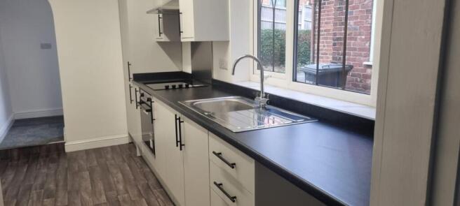 Kitchen (002).jpg