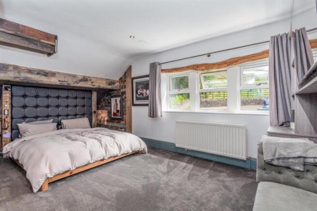 5 bed Semi-Detached for sale Image 12