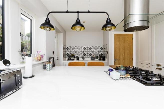 4 bed Detached for sale Image 10