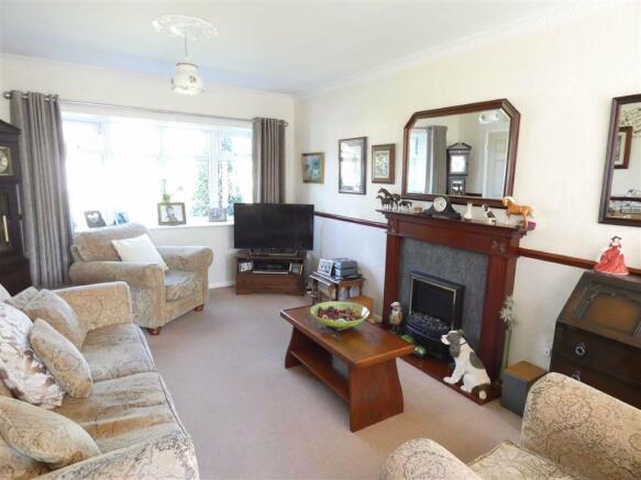LOUNGE/DINING ROOM