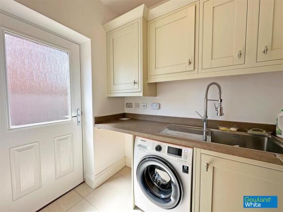 5 bed Detached for sale Image 8