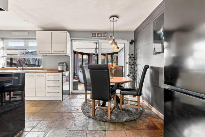 3 bed Semi-Detached for sale Image 9
