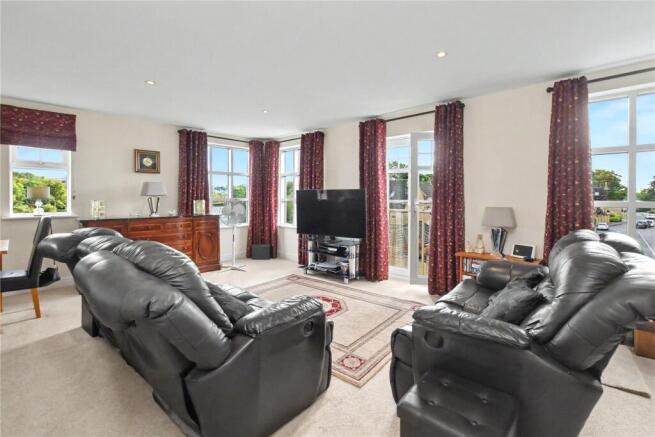 3 bed Apartment for sale Image 8