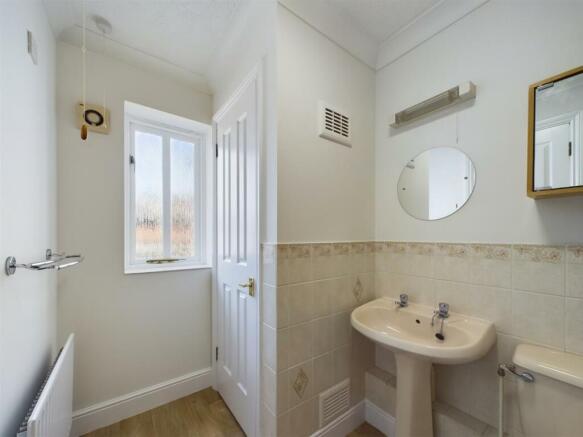 Bathroom 2nd Angle.jpg