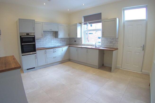 4 bed Semi-Detached to rent Image 4