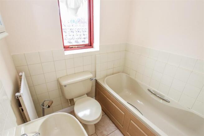 FIRST FLOOR FAMILY BATHROOM