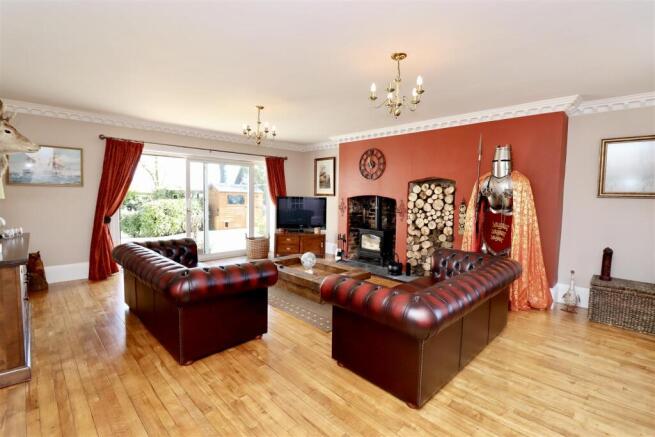 6 bed Detached for sale Image 9
