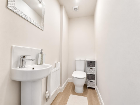 4 bed Detached to rent Image 4