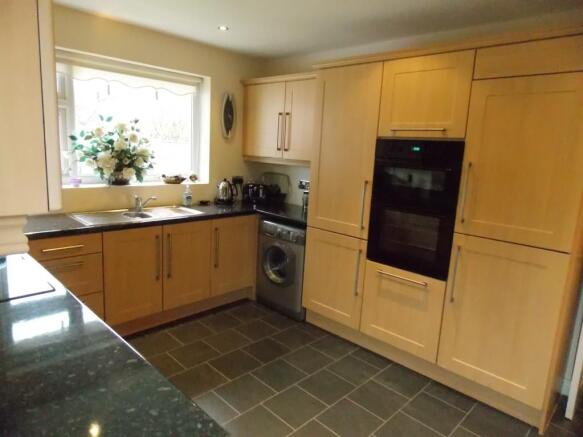 FITTED KITCHEN