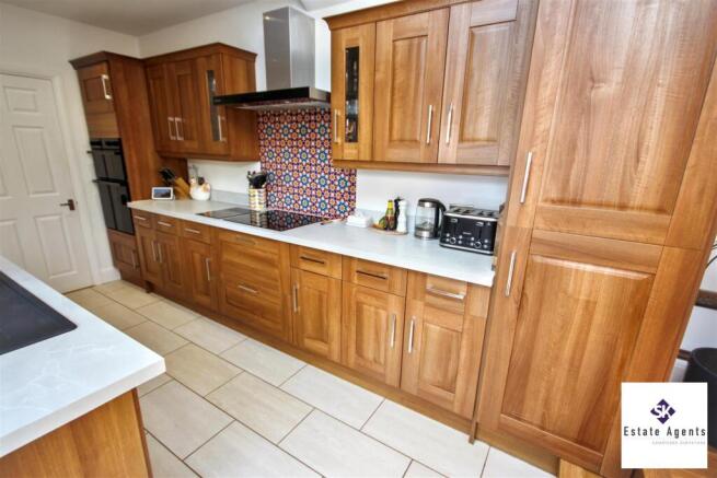 5 bed Detached for sale Image 4