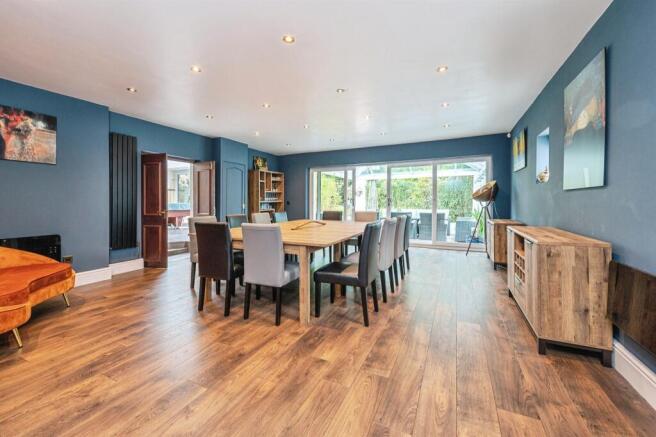 5 bed Detached for sale Image 12