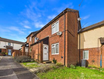 Roxburghe Close, Whitehill, Bordon, Hampshire, GU35