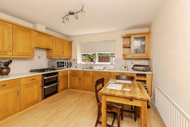 4 bed Detached for sale Image 5