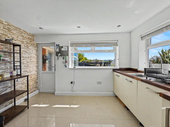 3 bed Semi-Detached for sale Image 8