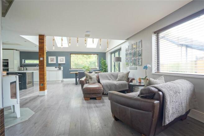6 bed Detached for sale Image 9