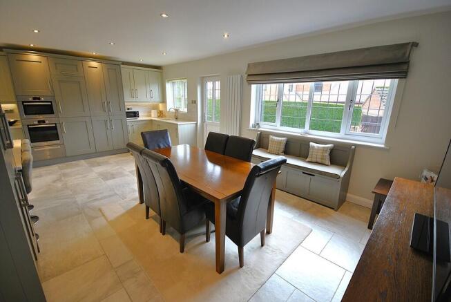 4 bed Detached for sale Image 10