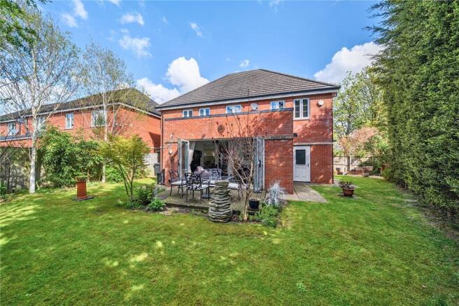 5 bed Detached for sale Image 8