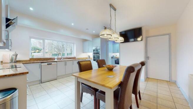 KITCHEN/DINING ROOM