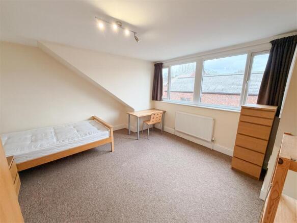 4 bed House to rent Image 9