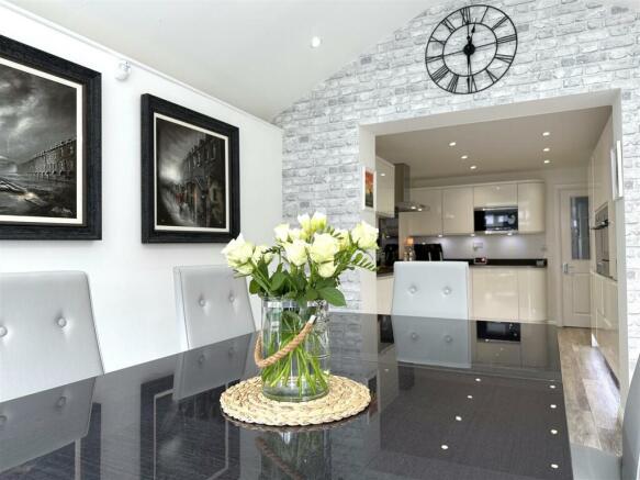 Open-Plan Dining Kitchen Apect 082
