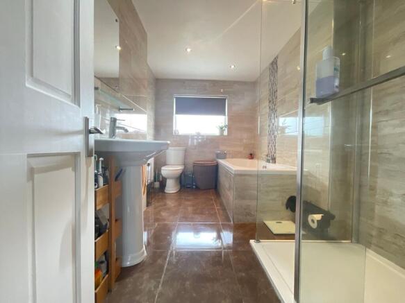 4 bed Detached Bungalow for sale Image 9