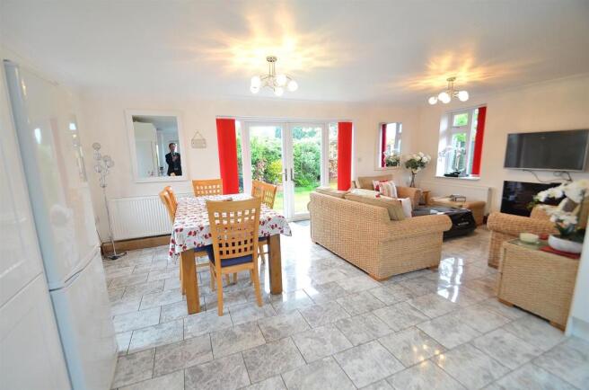 Open Plan Living/Dining Kitchen