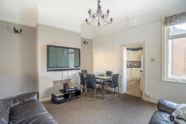 MIDDLE RECEPTION ROOM