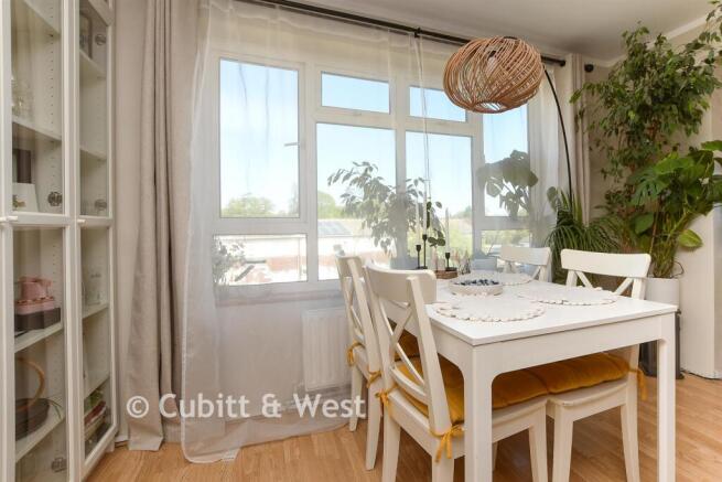 Lounge/Dining Area