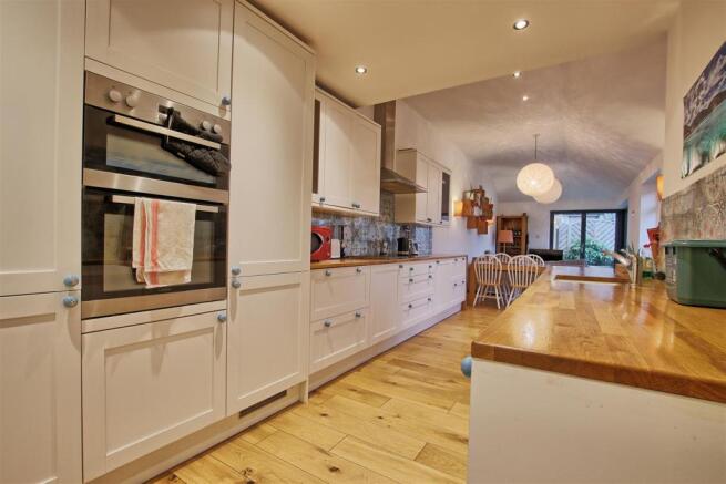 Kitchen 2.jpg