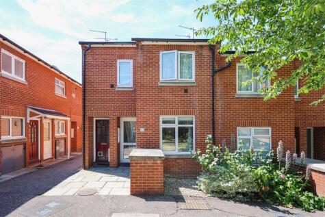 Iffley Close, Uxbridge, UB8