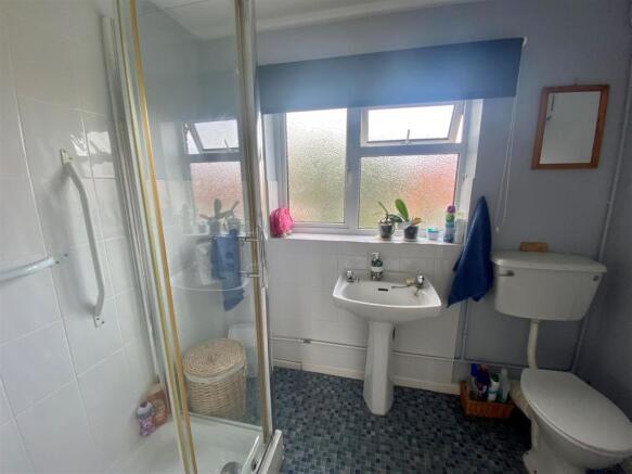 51 Summerfield shower room.jpg