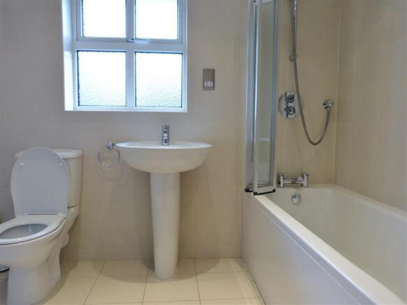 4 bed Detached to rent Image 9