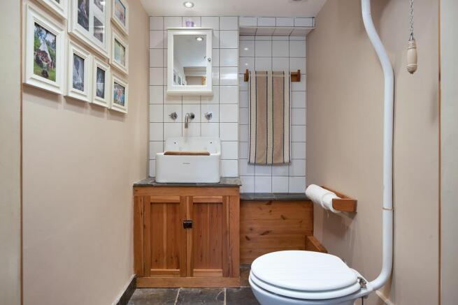 GROUND FLOOR CLOAKROOM