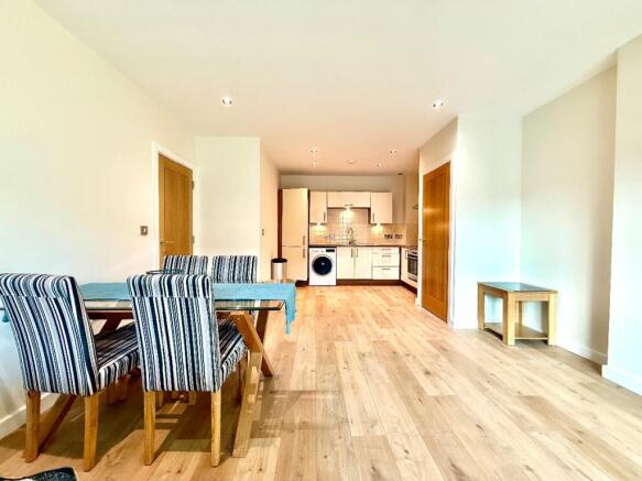 2 bed Apartment to rent Image 4